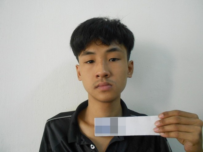 Tong tien bang anh nong trong chiec dien thoai roi tren duong hinh anh
