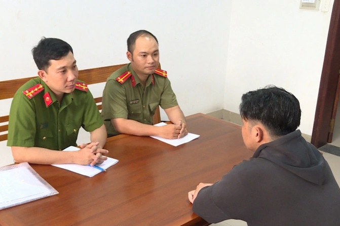 Khoi to nam thanh nien mua ban thong tin tai khoan ngan hang hinh anh