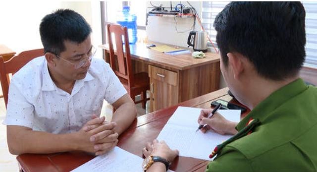 dui vao mat cong an anh 1