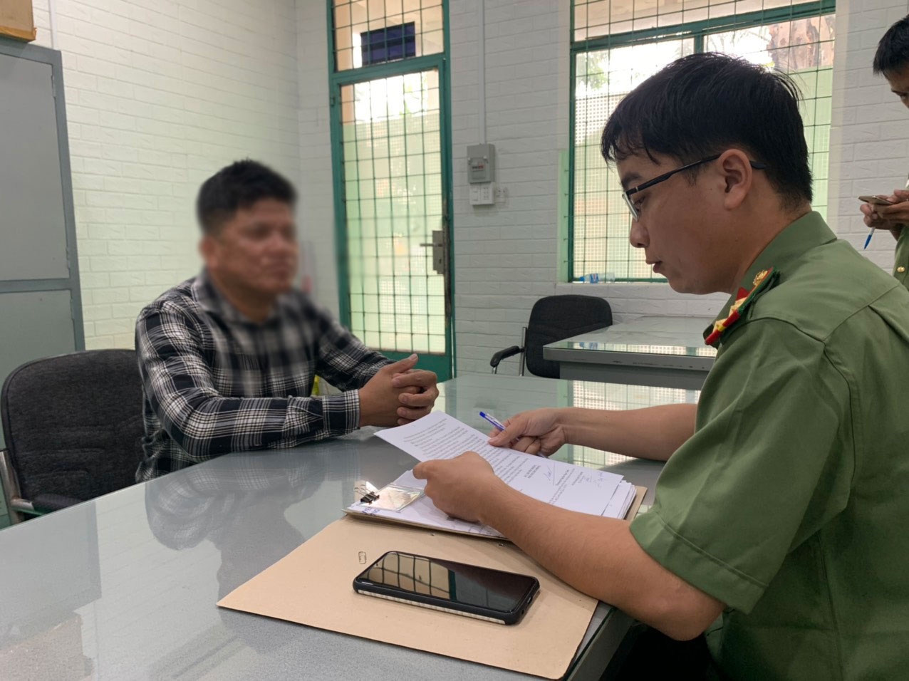 Bi phat tien vi xuc pham nguoi khac hinh anh