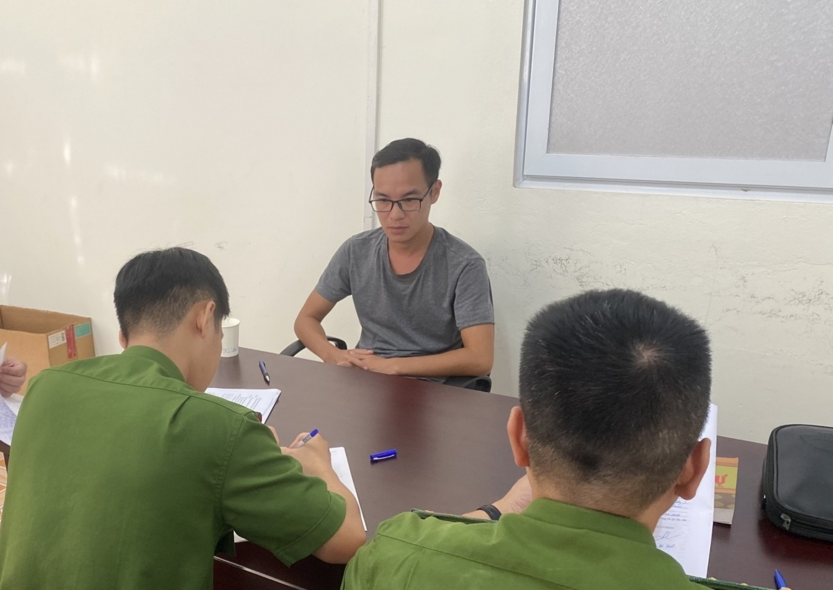 Khoi to bi can lien quan duong day danh bac cua Phan Sao Nam hinh anh