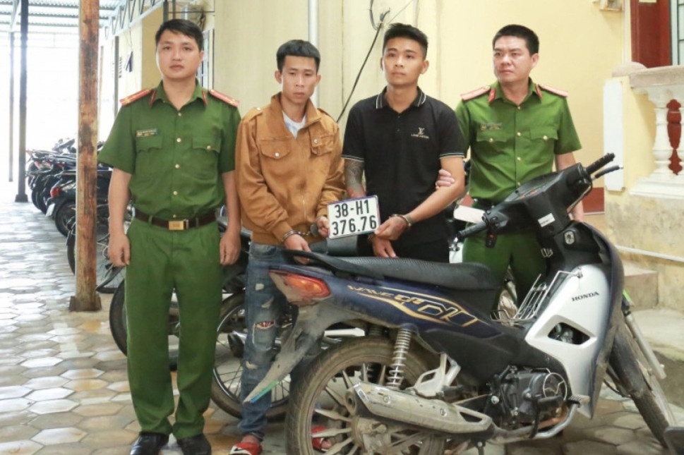 Bat tam giam 2 nam thanh nien gay ra nhieu vu cuop hinh anh