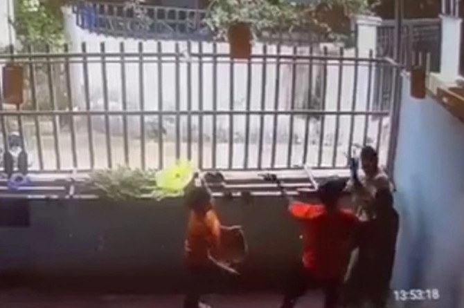 Vien chuc Cuc Quan ly thi truong Lang Son bi to danh nguoi hinh anh