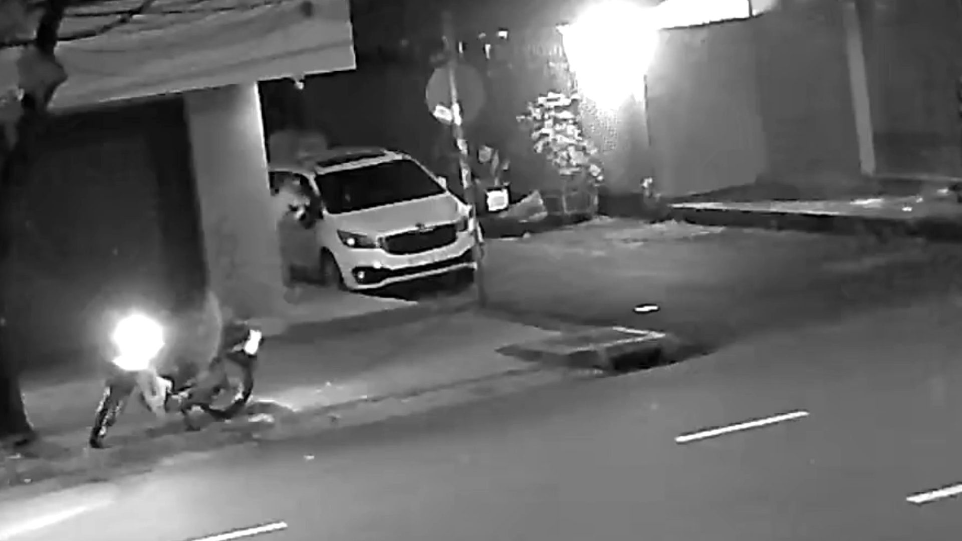 Camera ghi canh be trom guong oto o TP.HCM hinh anh