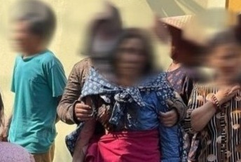 Vu con gai phong hoa nha me: Nguoi me tu vong hinh anh