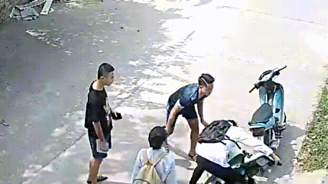 Nam sinh bi hanh hung khi di hoc ve hinh anh