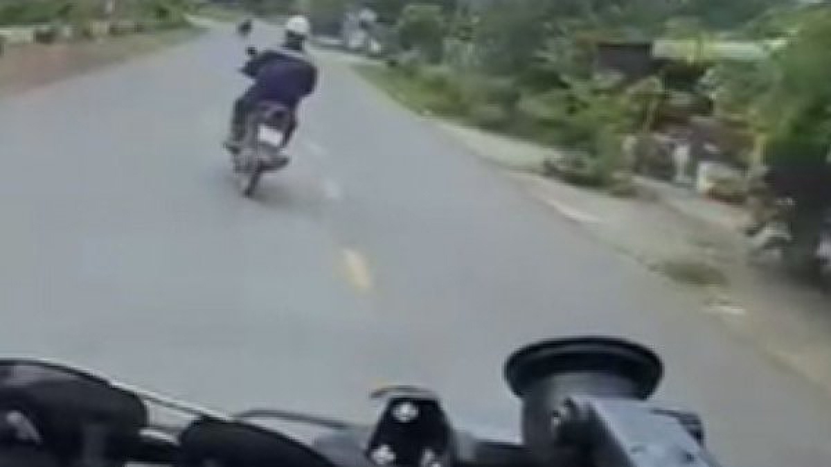 Cong an lam viec voi tai xe xe may can duong xe cuu thuong hinh anh