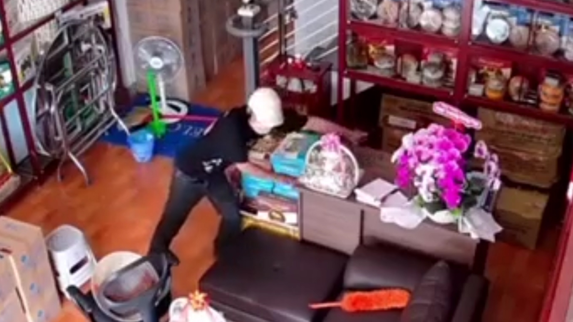 Camera ghi canh nguoi dan ong trom 2 dien thoai trong cua hang hinh anh