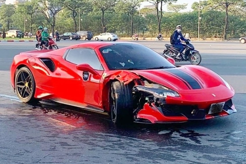 Sieu xe Ferrari bien ngoai giao gay tai nan, xu ly nhu the nao? hinh anh