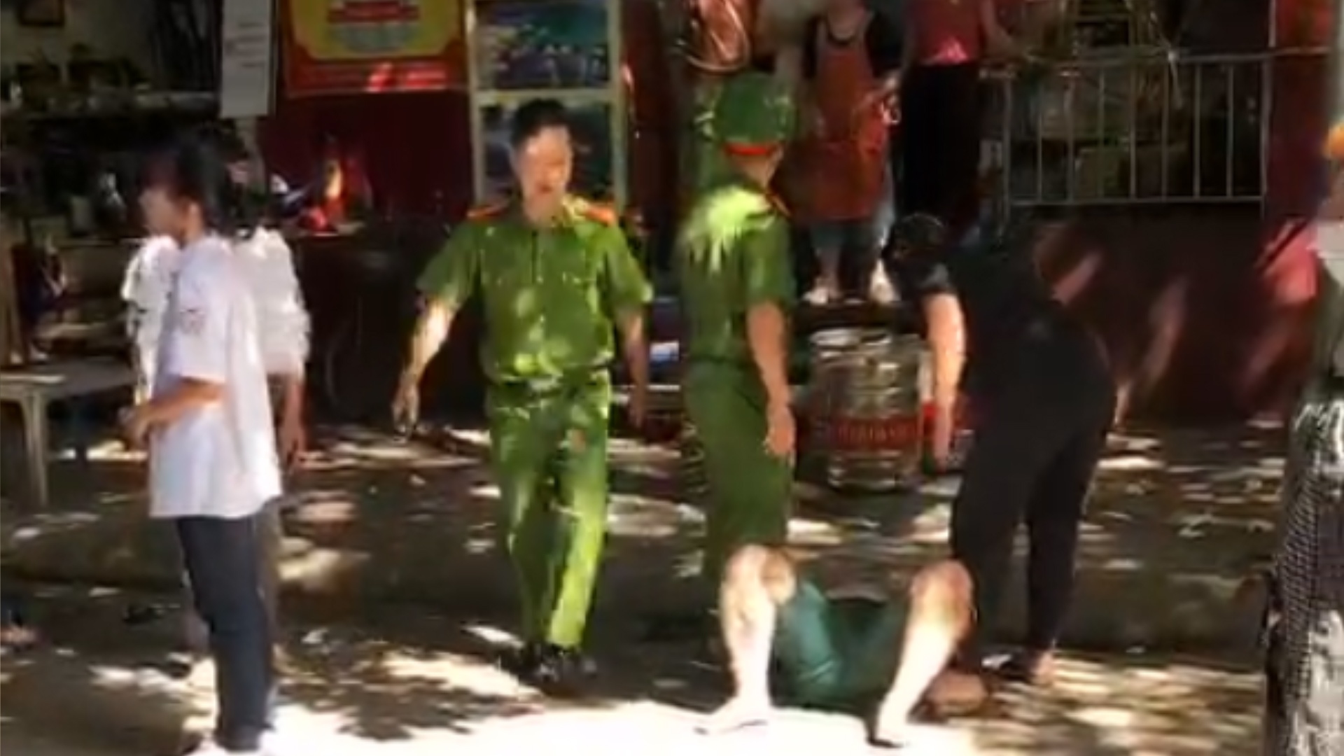 Canh sat khong che nguoi dan ong o Ha Noi hinh anh