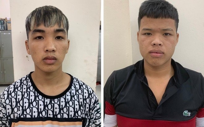 Khoi to 2 thanh nien nem gach vao to canh sat co dong hinh anh