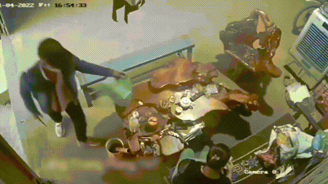 Camera ghi canh nguoi phu nu o Hung Yen bi dam trong thuong hinh anh