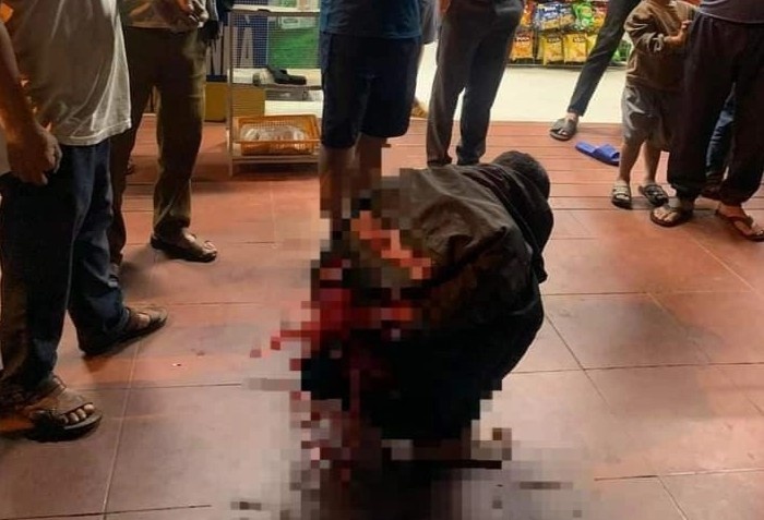 Mang sung nhua di cuop tiem tap hoa hinh anh