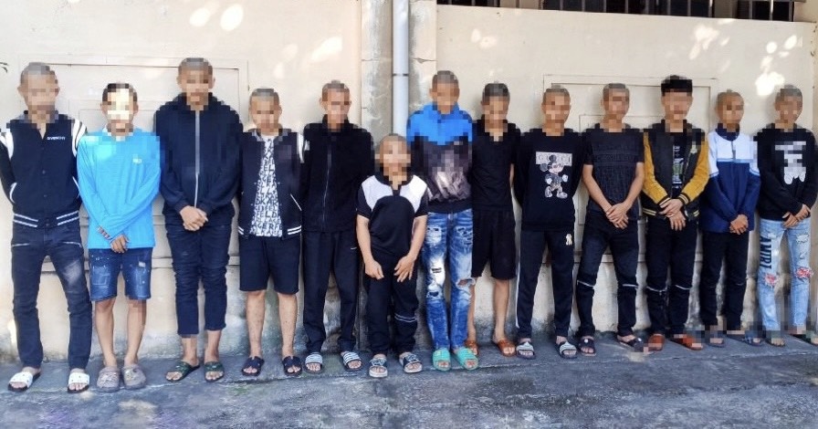 Tam giu 14 thanh nien mang tuyp sat di tra thu hinh anh