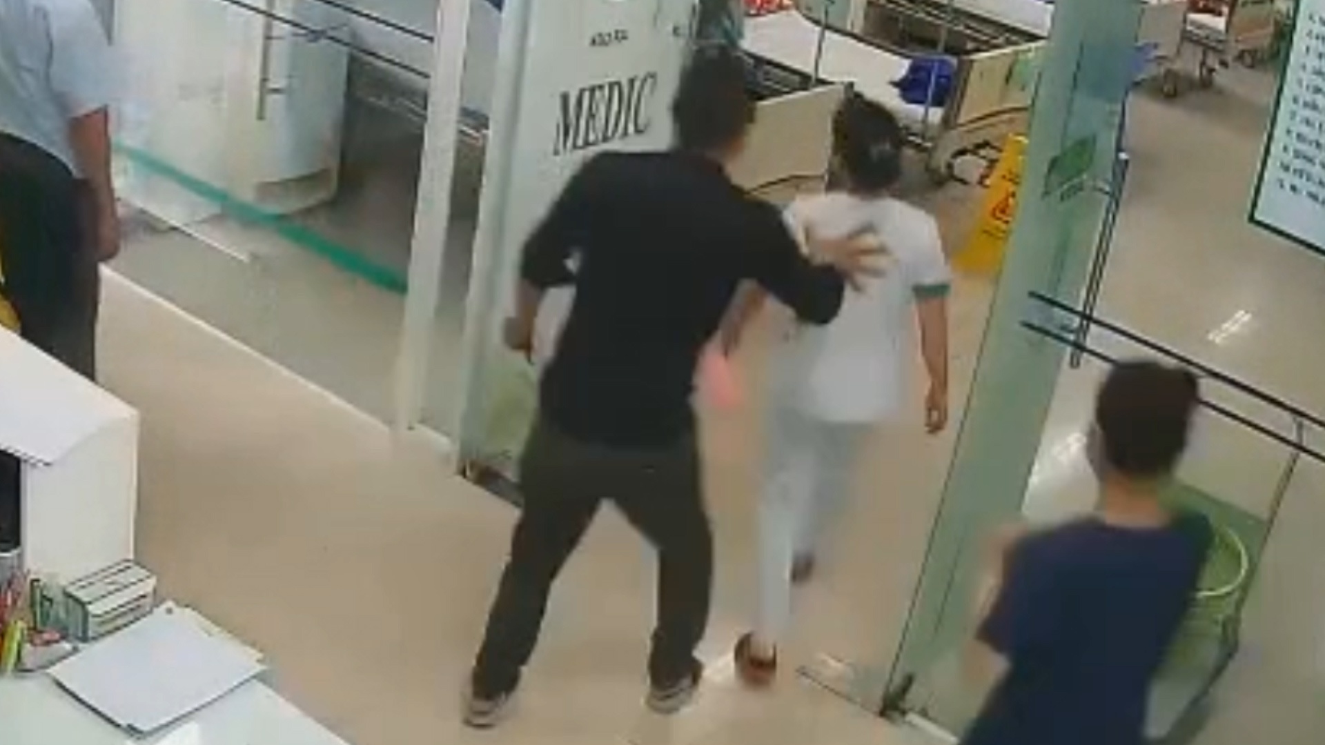 Nu dieu duong o Binh Duong bi hanh hung hinh anh