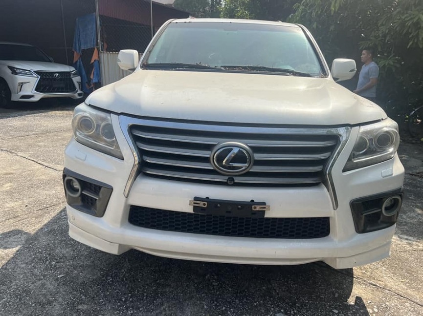 Vi sao 2 chiec Lexus 570 duoc cong an ban dau gia la xe vo chu? hinh anh