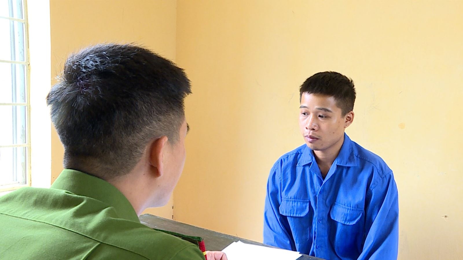 Khoi to nam thanh nien dam trong thuong chu tiem tap hoa cuop tai san hinh anh