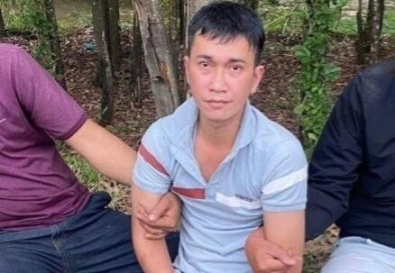 Nguoi dan ong bi bat khi di giao sung cho khach hinh anh