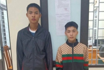 Chem ban nhap vien tren duong di hoc ve vi mau thuan hinh anh