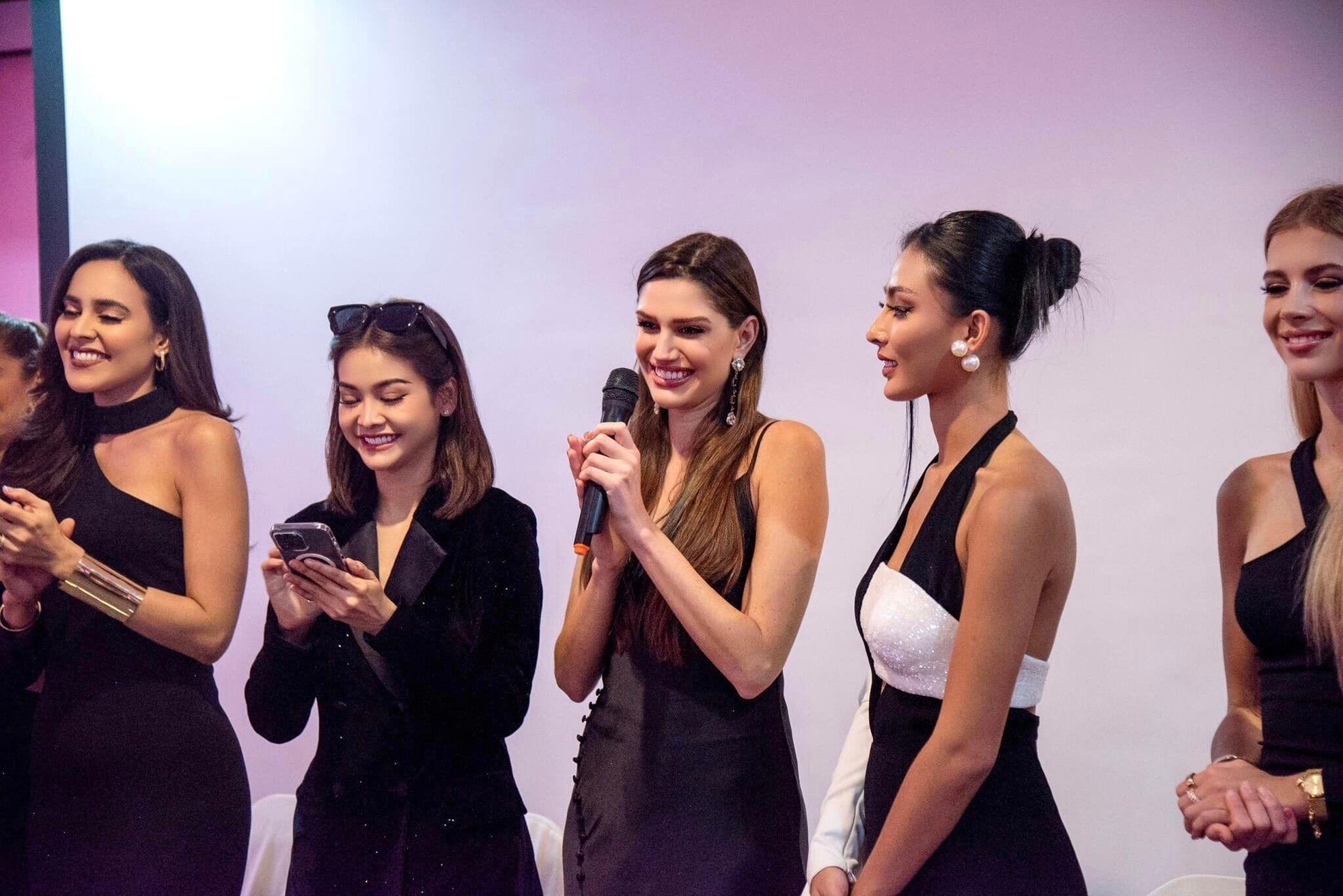 Hoa hau Hoa binh anh 3