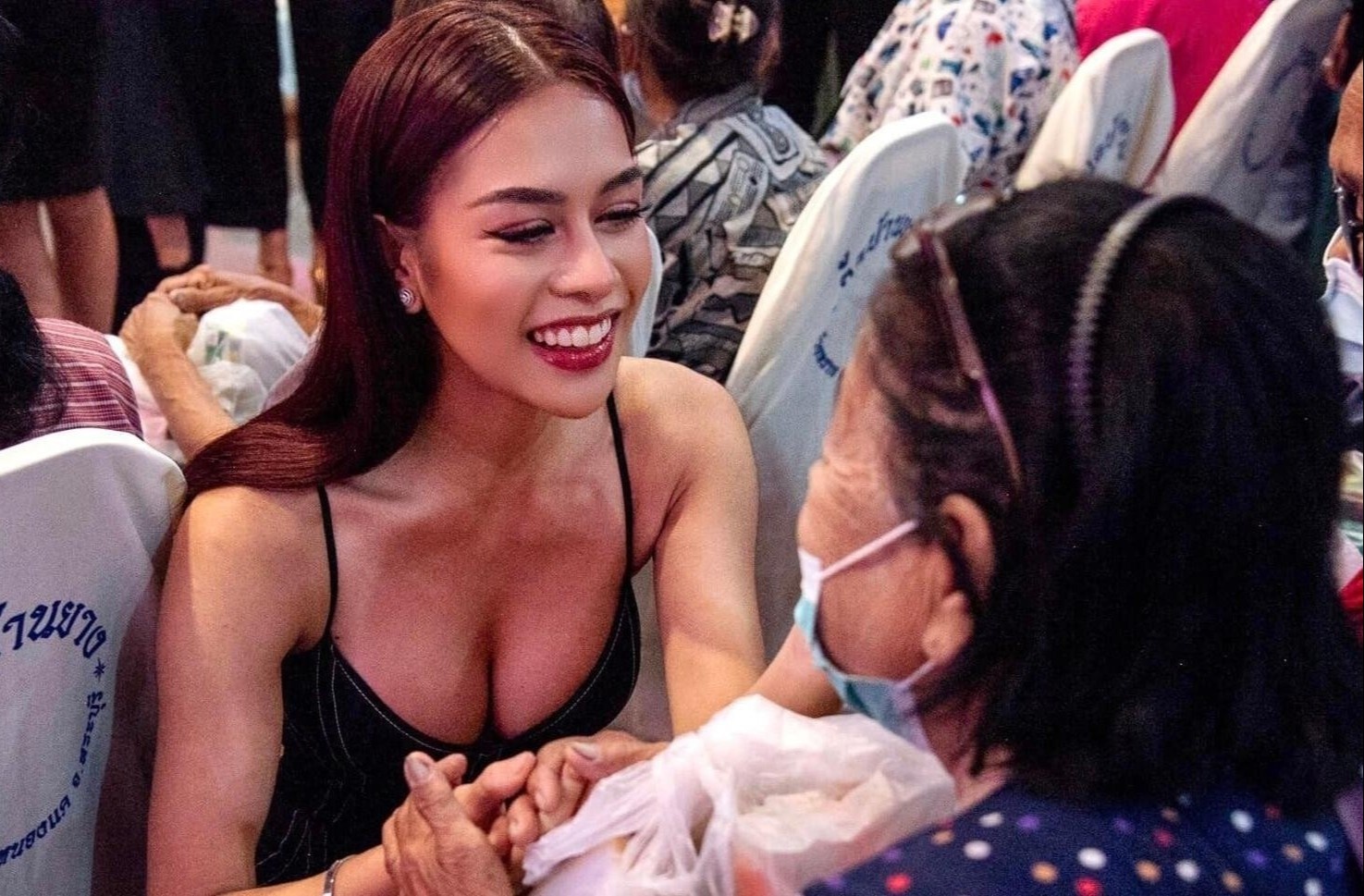 Hoa hau, A hau Hoa binh bi chi trich mac ho hinh anh