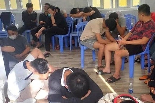 Bat qua tang 70 nam nu nghi dung ma tuy trong quan karaoke hinh anh