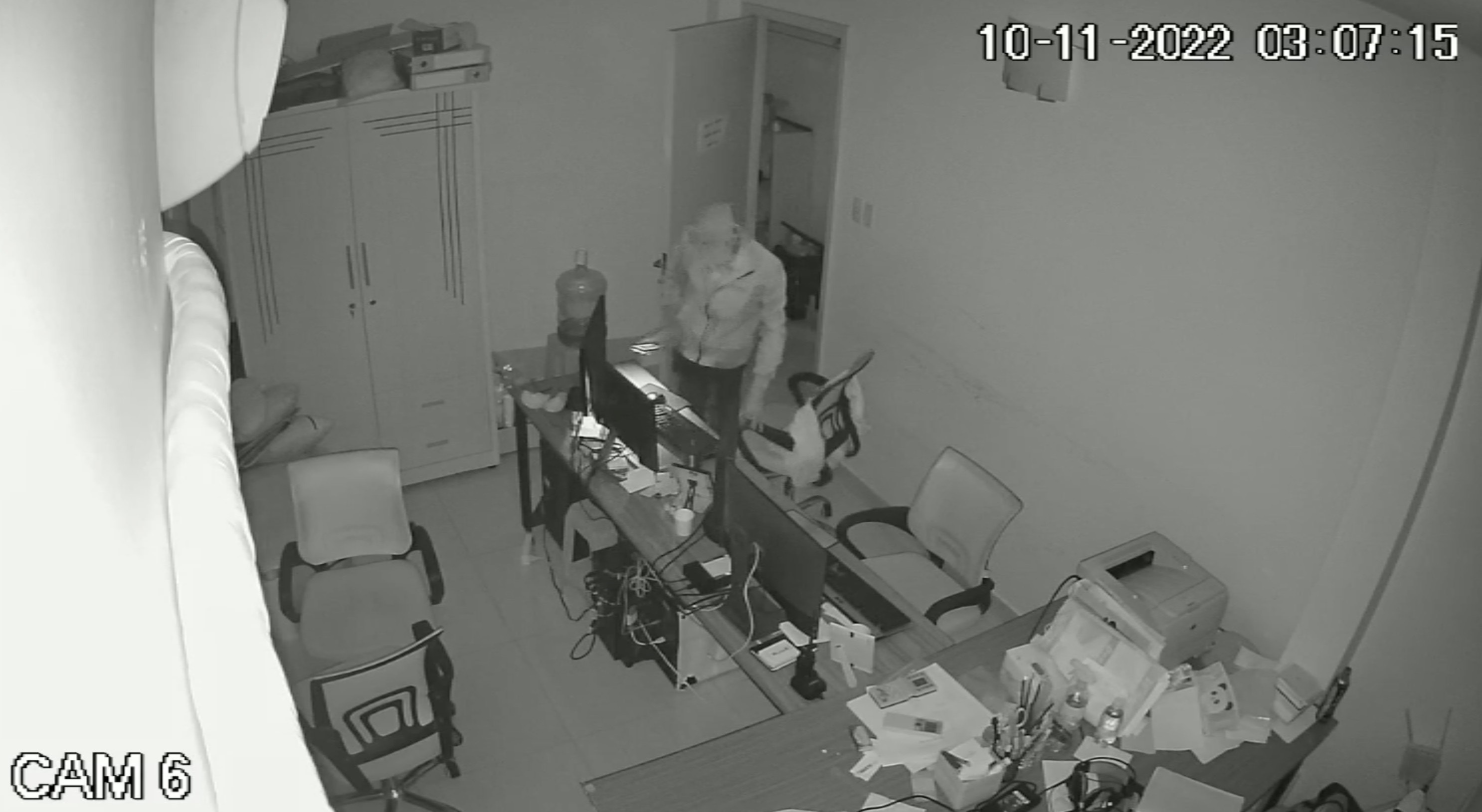 Clip ten trom leo cot dien vao tiem chup anh hinh anh