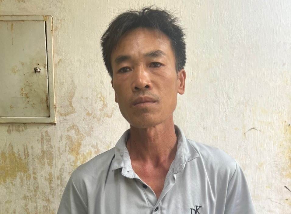 Tam giu nguoi dan ong dung sung doa giet doi thu tai quan an dem hinh anh