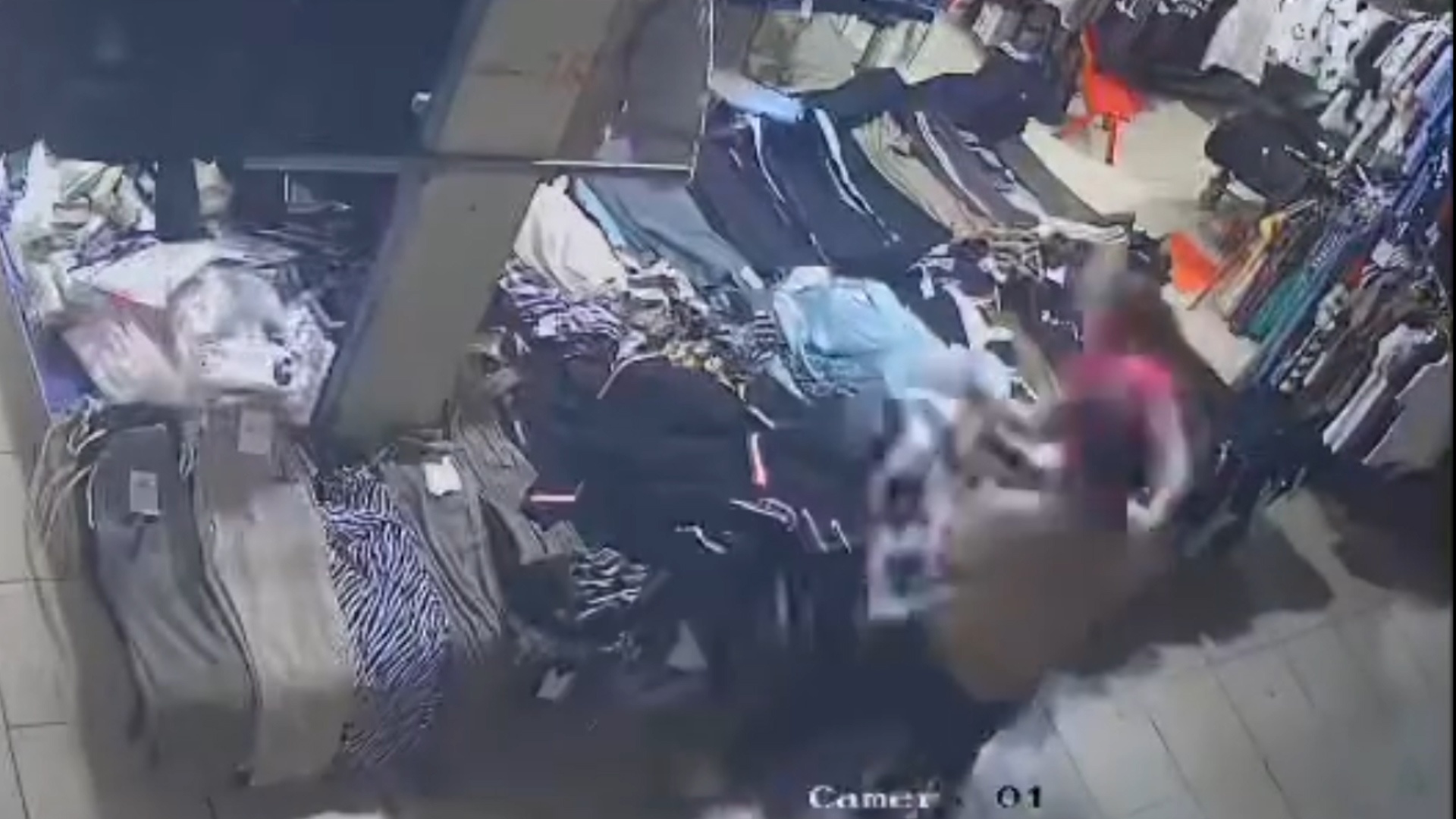 Nguoi phu nu bi chem o khu cho tai Hung Yen hinh anh