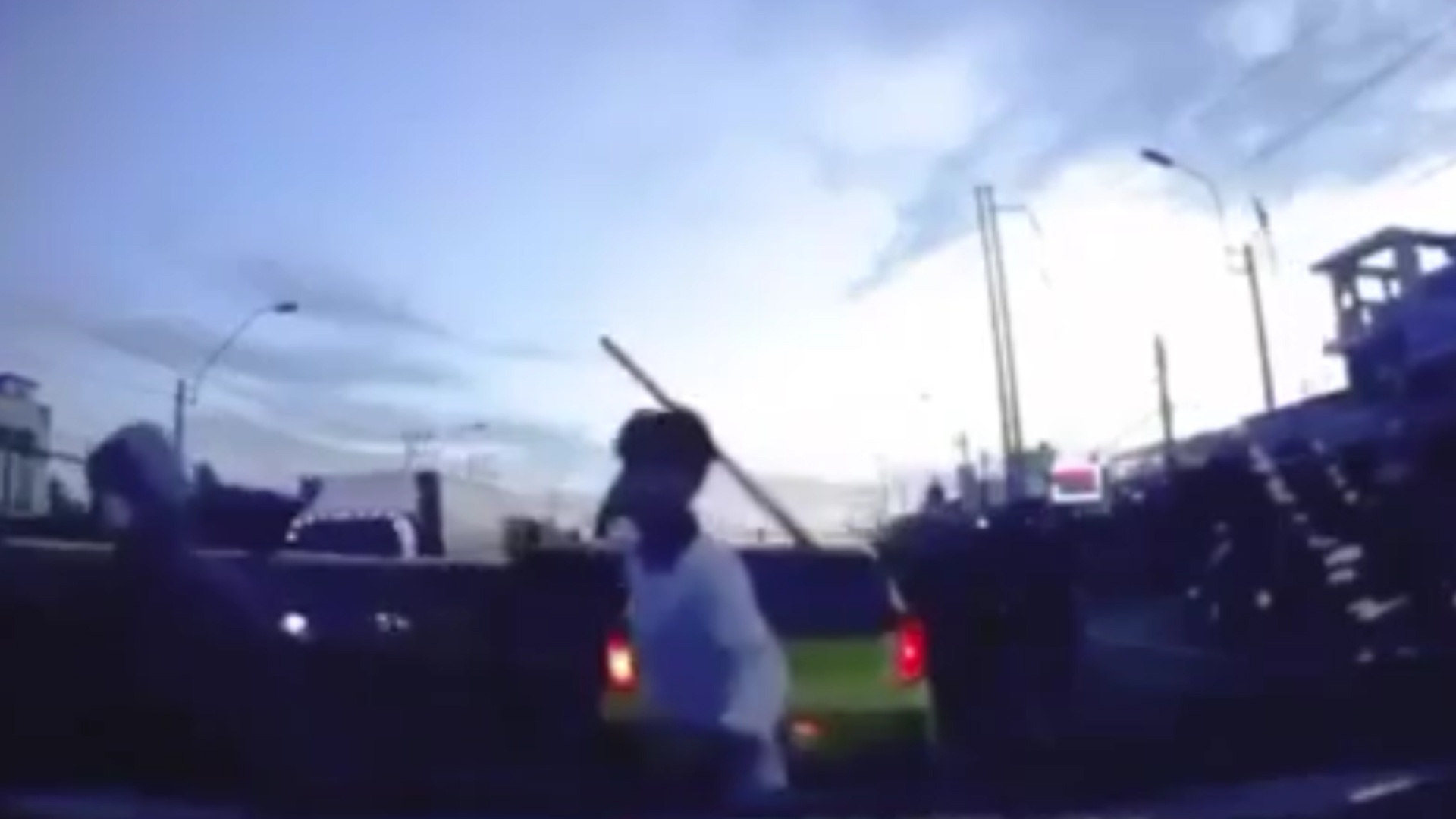 Khoi to 8 nguoi chan dau oto, chem tai xe trong thuong hinh anh