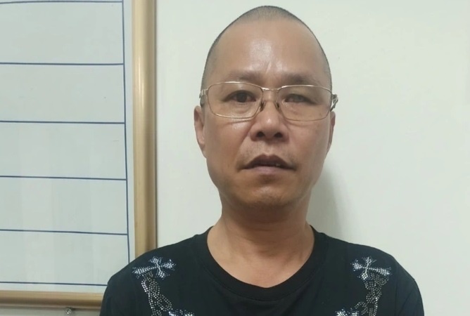 Khoi to nguoi dan ong no sung o nha me vo cu hinh anh