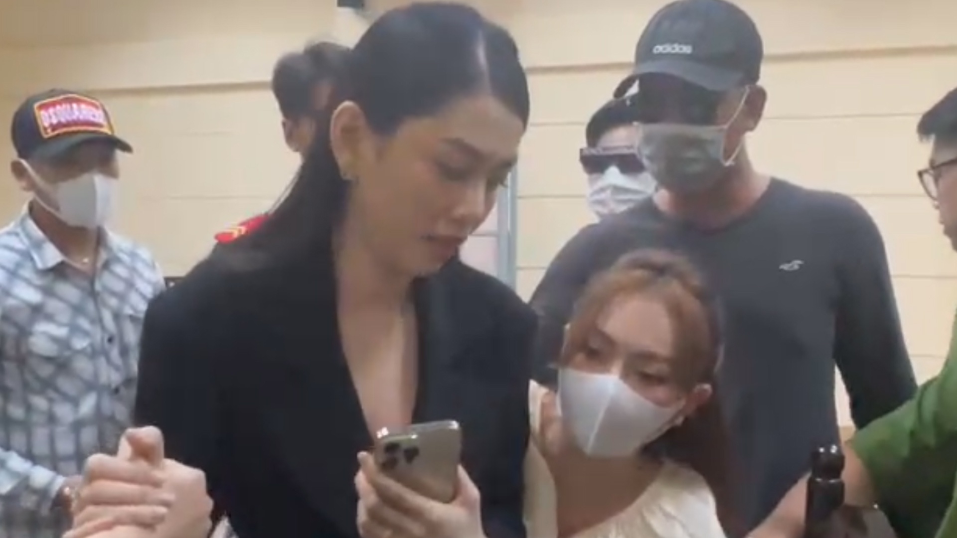 Trang Nemo quy xin loi nan nhan hinh anh