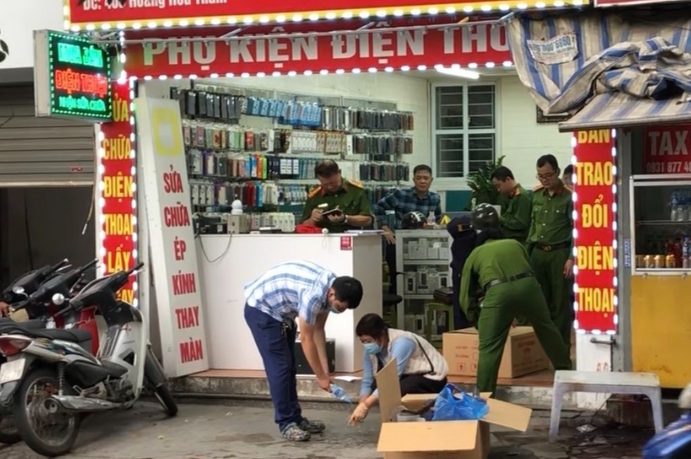 Nhan chung ke lai giay phut nguoi phu nu bi dam giua pho o Ha Noi hinh anh
