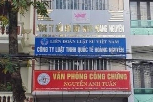 2 nhan vien Cong ty dau gia Hoang Nguyen thong dong dim gia hinh anh