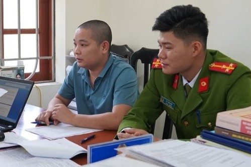 Khoi to can bo van phong dang ky dat dai o Hoa Binh hinh anh