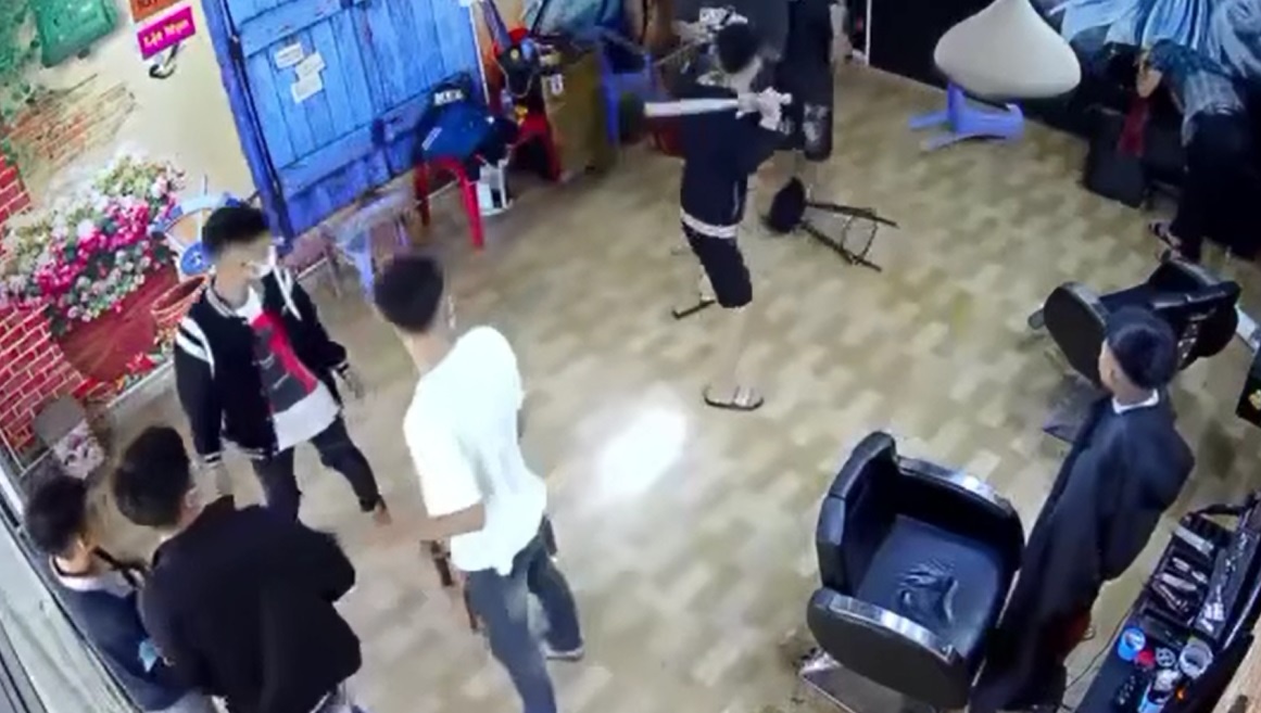 Xac minh vu nhom thanh nien bi danh trong thuong o tiem cat toc hinh anh