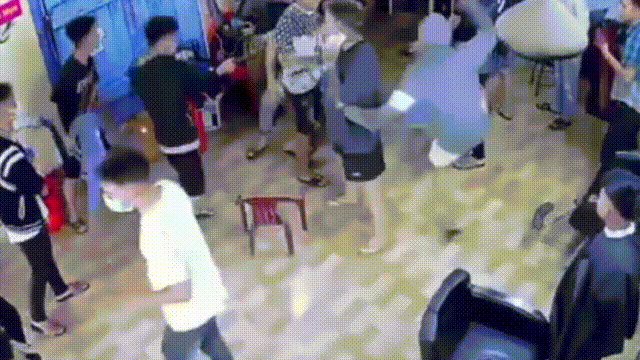 Camera ghi canh nhom thanh nien bi danh trong thuong o tiem cat toc hinh anh