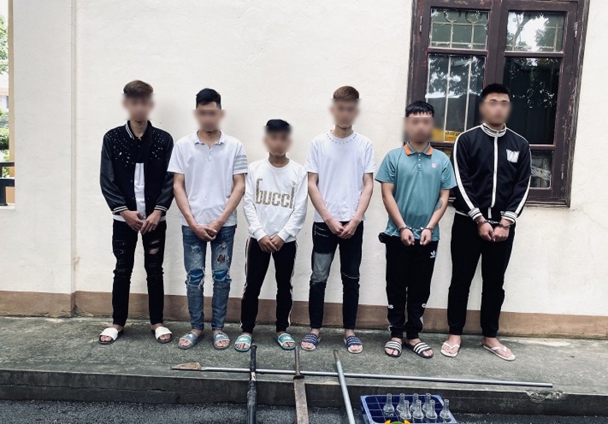 Khoi to nhom thanh nien dung hung khi de giai quyet mau thuan hinh anh