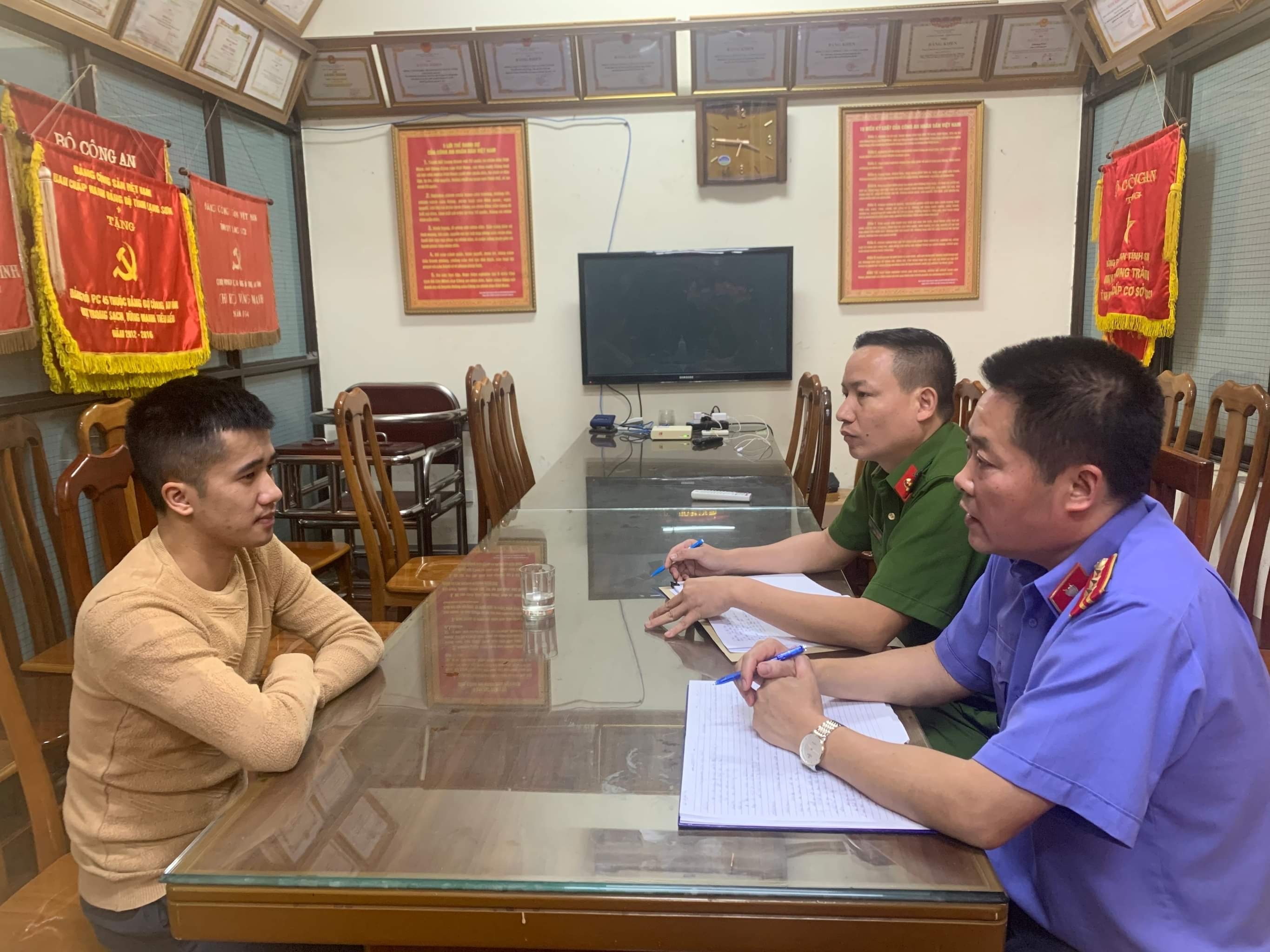 Be gai 13 tuoi bi ban vao quan karaoke hinh anh