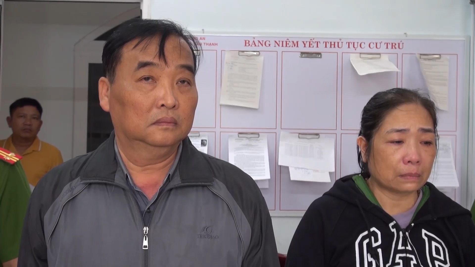 Bat giam vo chong lua dao hang tram ty dong hinh anh