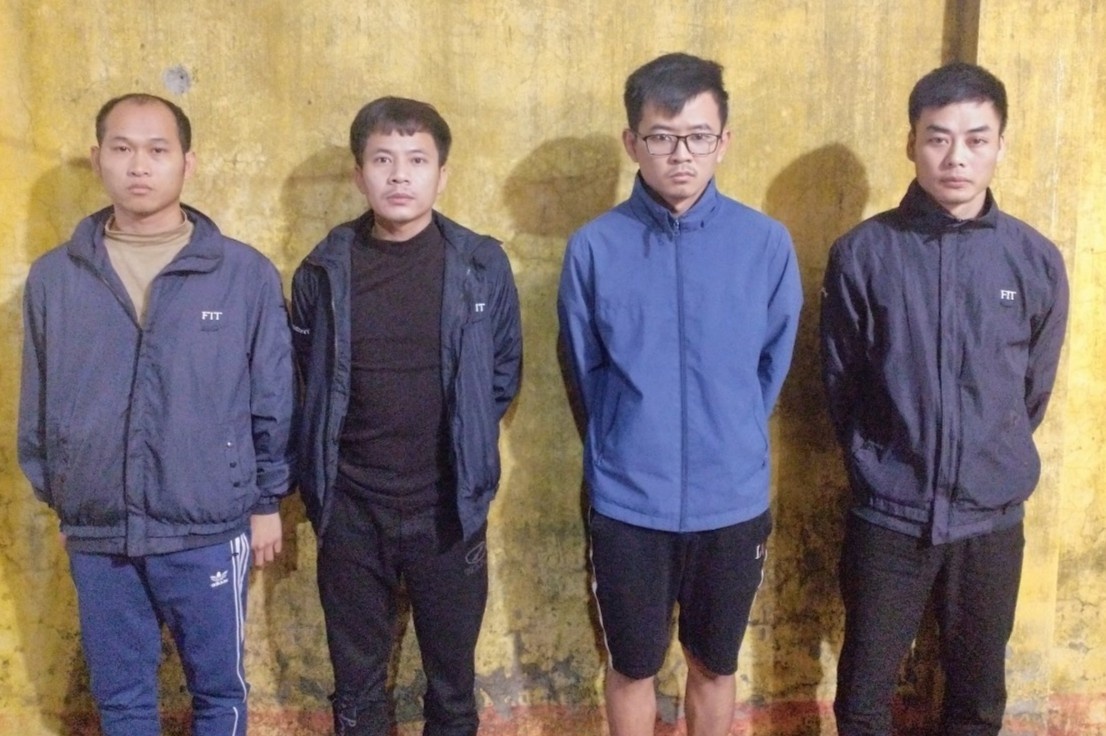 Bon cong nhan trom hon 7.500 day sac Apple Watch hinh anh