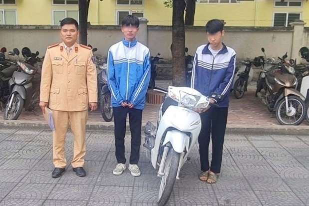Quay clip boc dau xe dang Facebook, 2 nam thanh nien bi xu phat hinh anh