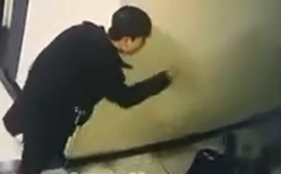 Xac minh vu be trai 9 tuoi bi danh o chung cu hinh anh