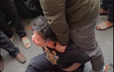 Thuc hu vu nguoi dan ong rut sung de doa xe cho tien hinh anh