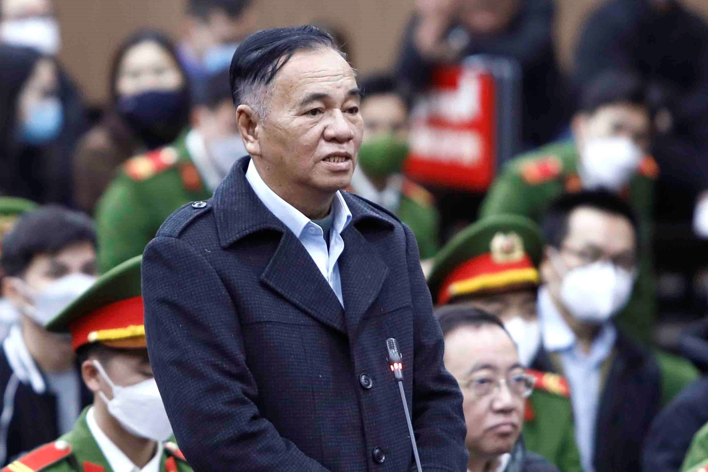 Canh sat dan giai cuu bi thu, chu tich Dong Nai den toa hinh anh