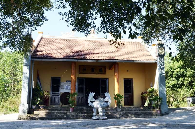 Nam thanh nien trom trang suc tren tuong Duc Ong Hoang Can hinh anh