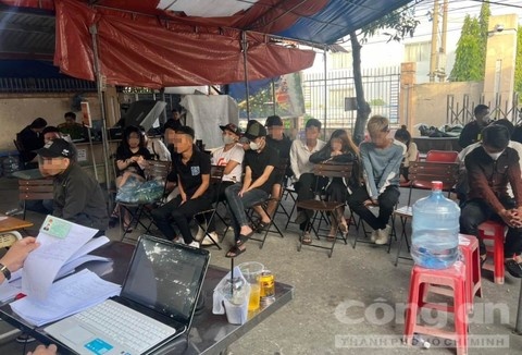 69 nguoi phe ma tuy trong quan bar dem Noel hinh anh