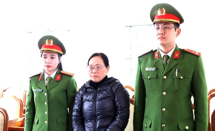 Nguoi phu nu lua xin viec, chiem doat hon 2,5 ty dong hinh anh