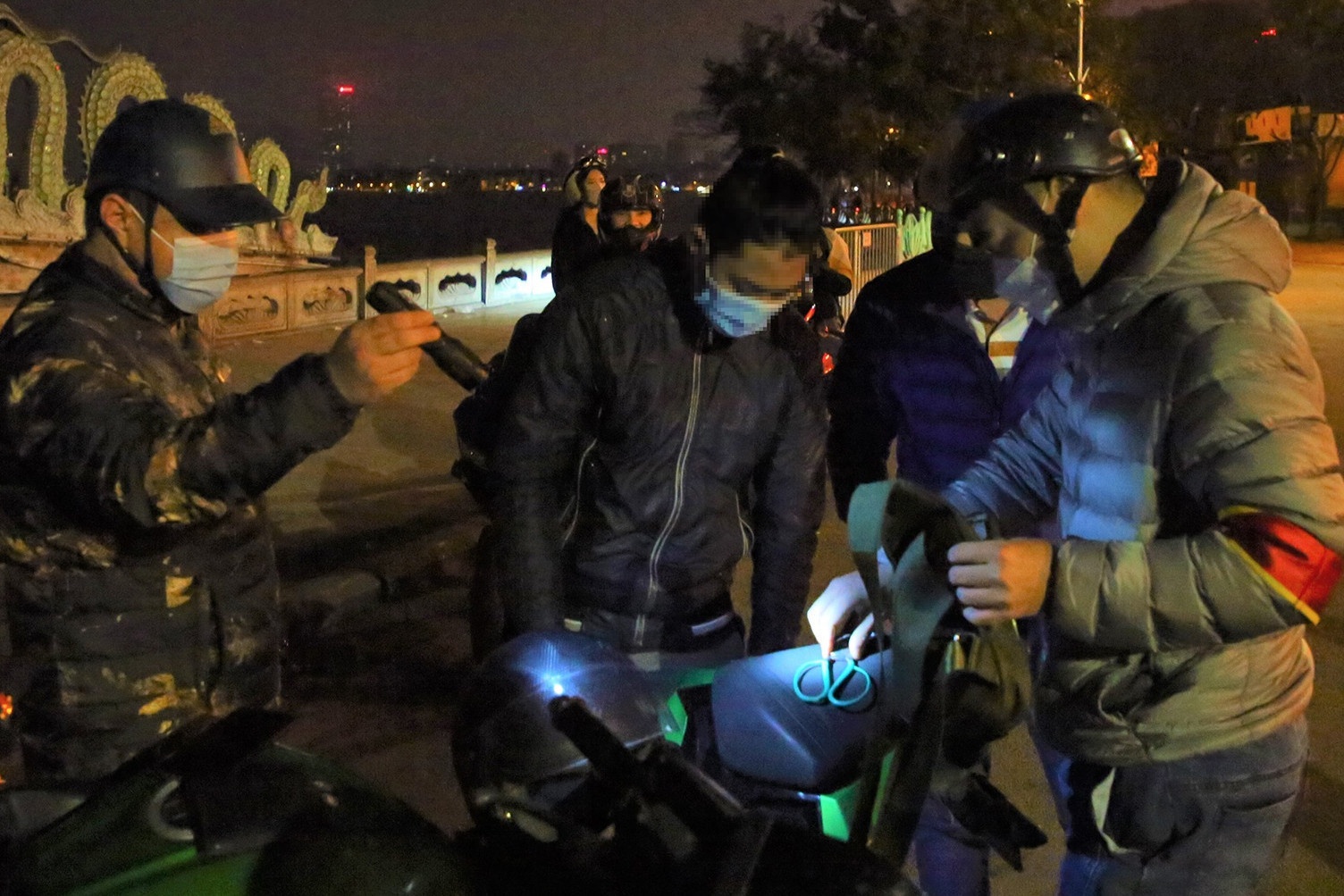 Canh sat 141 hoa trang xu ly quai xe trong dem Noel o Ha Noi hinh anh