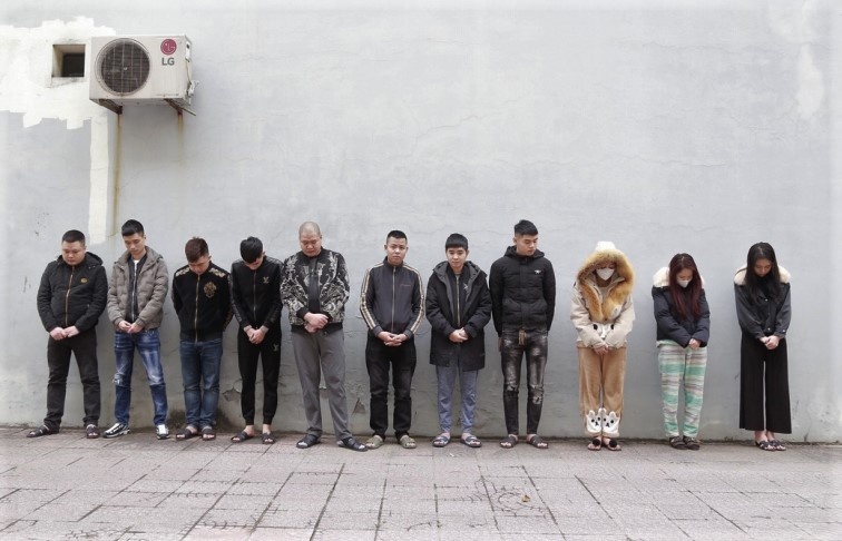 Gia nhan vien ngan hang anh 1